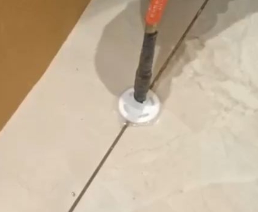 宜兴瓷砖空鼓维修公司专业解答瓷砖在铺贴过程中，如果没有涂抹均匀到位的粘结材料（如水泥砂浆或瓷砖胶），可能会导致以下问题