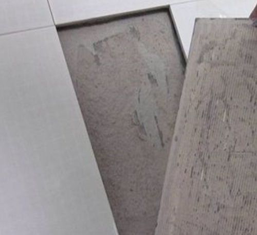 宜兴瓷砖空鼓维修公司分享瓷砖铺贴时如果打浆（即涂抹在瓷砖背面和基层上的砂浆或瓷砖胶）过少，会带来以下问题